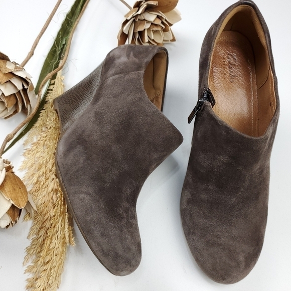 Clark's Artisan Brown Suede Emboss Ankle Boots 9.5 - Picture 7 of 14